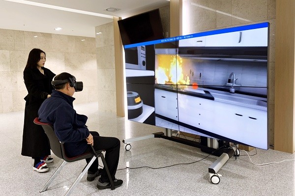 [사진 : 대한안전교육협회가 한국자산관리공사 임직원 대상 VR안전체험교육을 진행했다.]