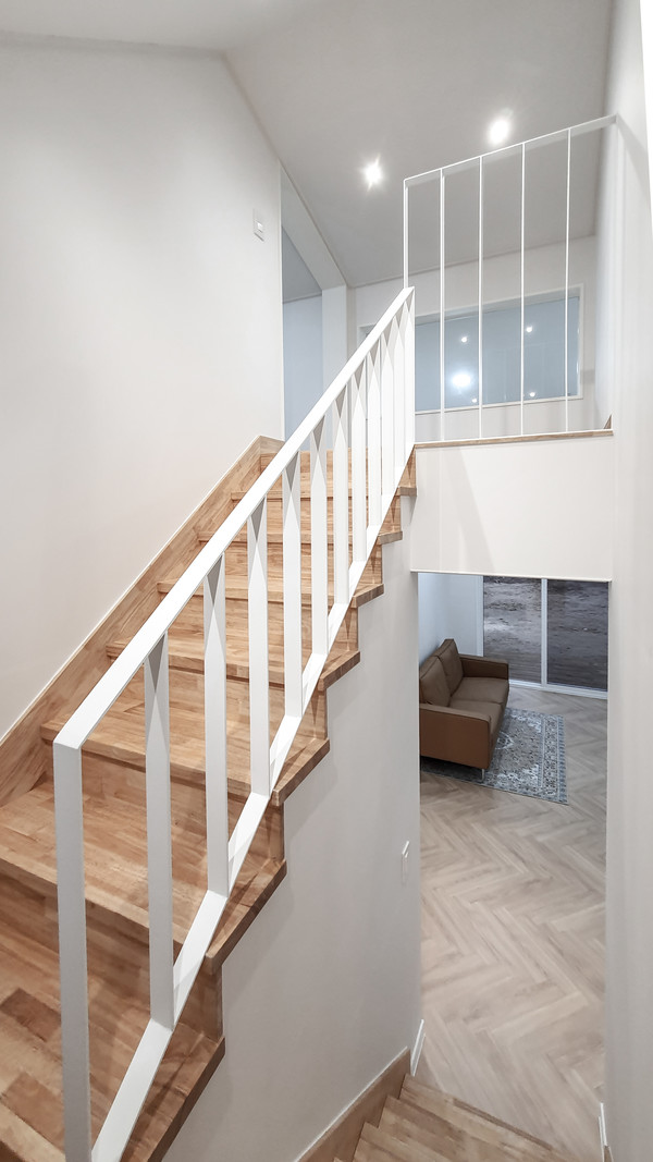 다락으로 이동하는 계단은 거실과 연결돼있다. 다락에 수납공간을 마련해 공간 효율성을 높였다