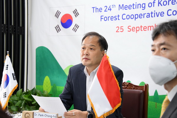 박종호 산림청장(왼쪽) 제24차 한-인도네시아 산림협력위원회 영상회의 참석