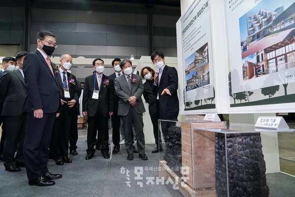 최병암 산림청 차장(왼쪽에서 첫번째)이 18일 서울 삼성동 코엑스에서 열린 ‘2020 대한민국 목재산업 박람회’에서 관계자들과 전시장을 둘러보고 있다. [사진: 산림청]