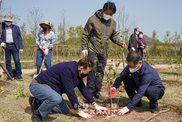 최병암 산림청장(오른쪽)이 10일 세종시 국립세종수목원에서 열린'2050 탄소중립! 나무심기로 실천' 행사에 참여해 임업기관·단체장들과 함께 나무를 심고 있다.