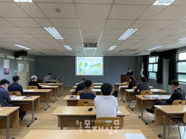 주한일본대사관 나가이 마사토 참사관이 ‘목재산업의 현황과 과제’ 주제로 세미나 발표를 하고 있다.