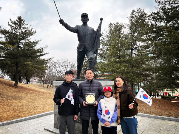 ▲예브게니 김씨가 위촉식 후 민긍호 의병장대장 동상 앞에서 가족과 함께 기념촬영하고 있다.