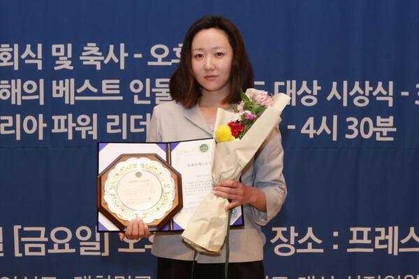 ▲사진: 김리진 CICA미술관 대표가 4월 21일 2023 올해의 베스트 인물 대상을 수상했다