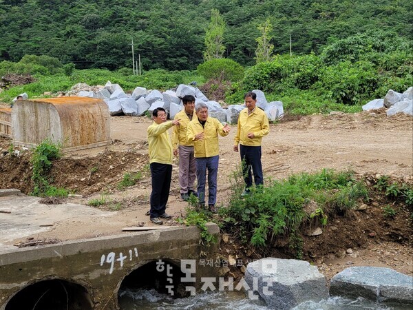 최창호 산림조합중앙회장(왼쪽 첫 번째)과 김영건 고창군산림조합장(왼쪽 세 번째) 등이 사업대상지 점검을 실시하고 있다.