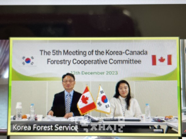 개회사 중인 한국측 수석대표 박은식 국제산림협력관(왼쪽)