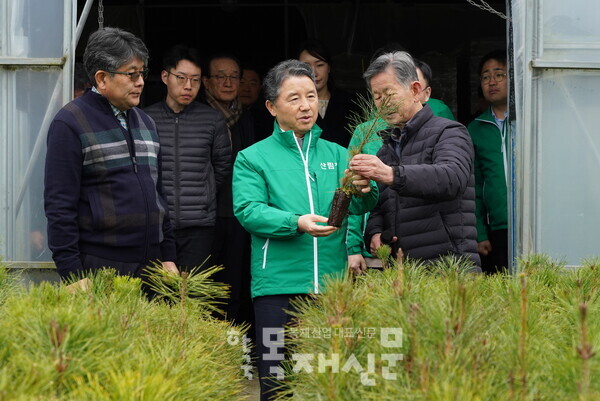 남성현 산림청장(가운데) 시설양묘 재배 민생현장 방문