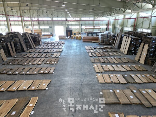 영림 목재시장 내부 전경