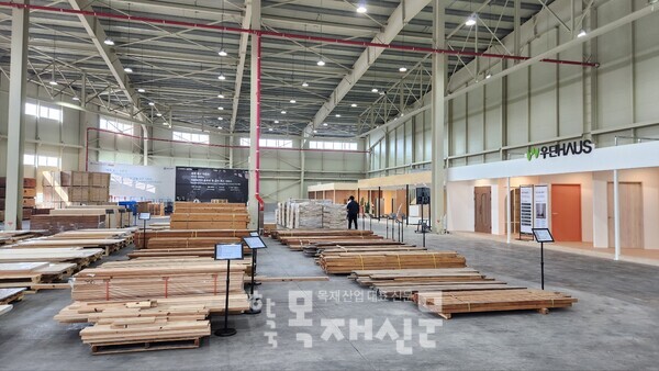 우딘, 영림, 멜텍 전시장과 각종 각재, 판재, 합판, 파렛트, 조경용 용품.