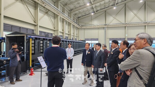 최응천 국가유산청 청장이 파셉의 마이크로 건조기에 대해 큰 관심을 보이면서 질문하고 있다.