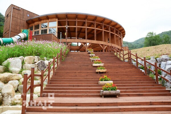 화천목재가 제조한 구조용 집성재로 지은 화천 목재문화체험장.