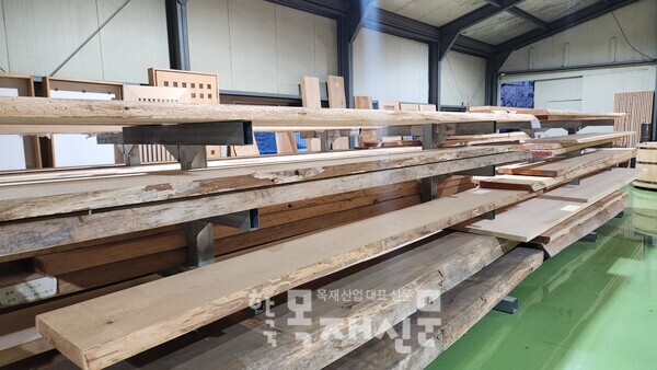 편백마리 자재 창고(스시 바 다찌테이블재 등)