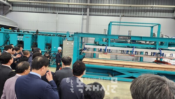 화순목재산업단지에 납품한 형제목공기계의 CLT 프레스.