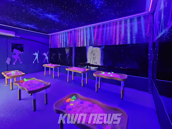 케이디우드테크의 LED 음향보드패널이 설치된 화순 ‘꼬막도’의 밤하늘방