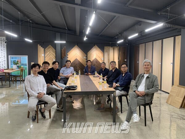 협회 회원사가 모여 최근 경기도 광주시 초월에 전시장을 오픈한 장림우드를 방문해 기념사진을 남겼다.