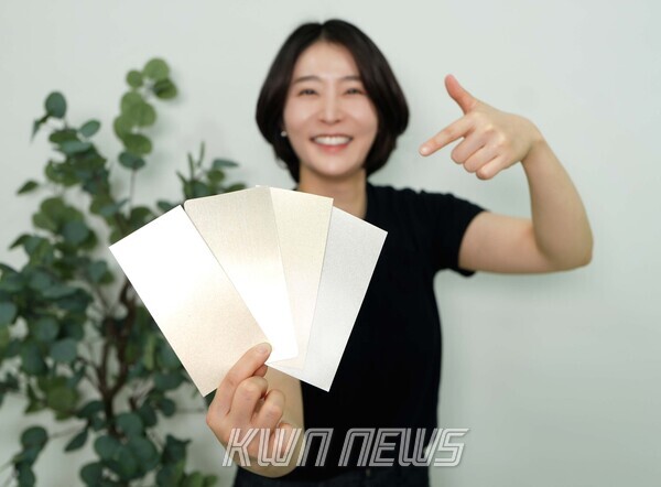 KCC 관계자가 실제 금속(좌에서 두번째)과 숲으로메탈릭을 칠한 종이(그 외 3개)를 비교하고 있다.