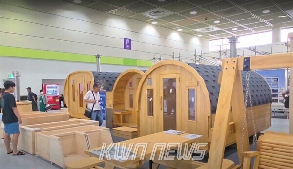 2025 코리아빌드위크의 (주)편백마리 부스.