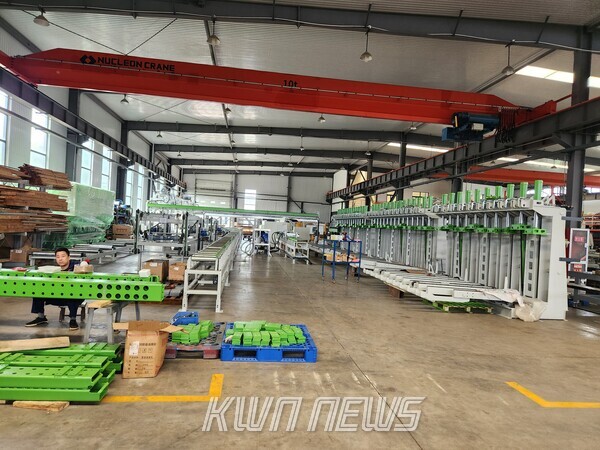 집성재와 CLT 조립 공장동.