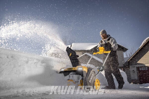 디월트, 폭설과 한파 대비한 ‘60V MAX 플렉스볼트 BL 싱글 스테이지 제설기’ 국내 정식 출시.jpg