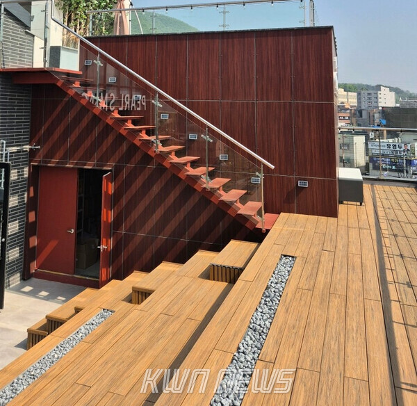 상가야외 시설에 시공된 대일우드의 유로데크 브라운